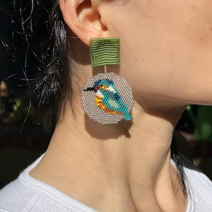 Orecchini con perline a forma di martin pescatore: silhouette di uccello blu, perline di vetro
