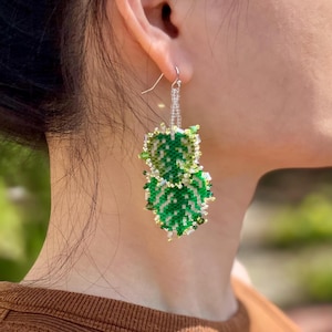 Beaded Monstera Leaf Earrings, leaf earrings, green dangle drop earrings, tropical earrings, glass beads earrings, nature earrings