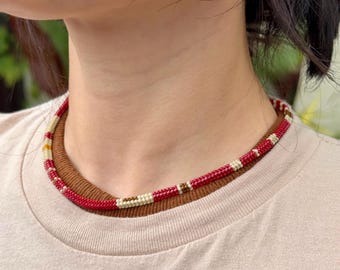 手作りの赤とクリーム色のビーズネックレス：モダンなロープデザイン、15インチ