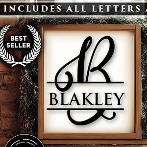 Könnte beinhalten: Ein gerahmtes Schild mit dem Namen "Blakley" in schwarzer Schrift, mit einem großen Anfangsbuchstaben "R" über dem Namen. Das Schild befindet sich in einem Holzrahmen und enthält den Text "Includes All Letters A-Z" und "Instant Digital Download".