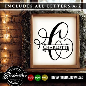 Peut inclure: Un panneau en bois encadré avec une lettre monogramme noire "C" et le nom "Charlotte" dans une police décorative. Le panneau est placé contre un mur de briques et comprend le texte "Includes All Letters A-Z" et "Instant Digital Download".