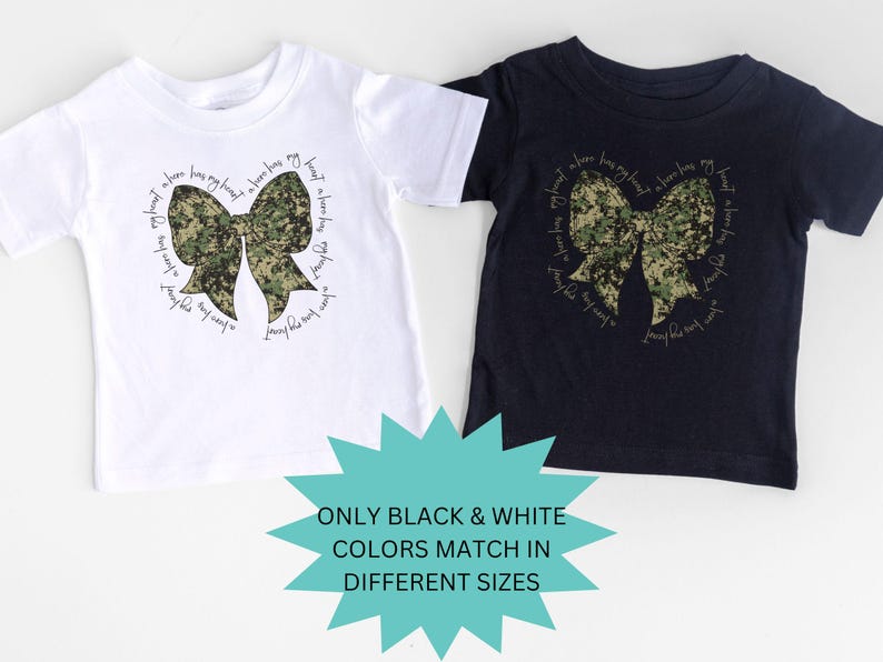 Peut inclure: Deux t-shirts avec un n&oelig;ud camouflage et le texte "J'ai un h&eacute;ros dans mon c&oelig;ur, un h&eacute;ros dans ma famille, un h&eacute;ros qui m'aime" sur chaque t-shirt. Les t-shirts sont disponibles en noir et blanc.