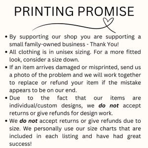 Op de afbeelding: Een witte informatieve afbeelding met de titel PRINTING PROMISE en een hartpictogram. Het bevat winkelbeleid over het steunen van kleine bedrijven, unisex kledingmaten, procedures voor schade of misdrukken en retourbeleid voor ontwerpen.
