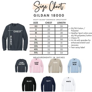 Op de afbeelding: Een maattabel voor het Gildan 18000 sweater met ronde hals met afmetingen in inches. De tabel bevat de maten XS tot 5XL met bijbehorende borst- en lengtematen. Inclusief de kleuren: dark heather, light pink, sand, light blue, black, navy en white.