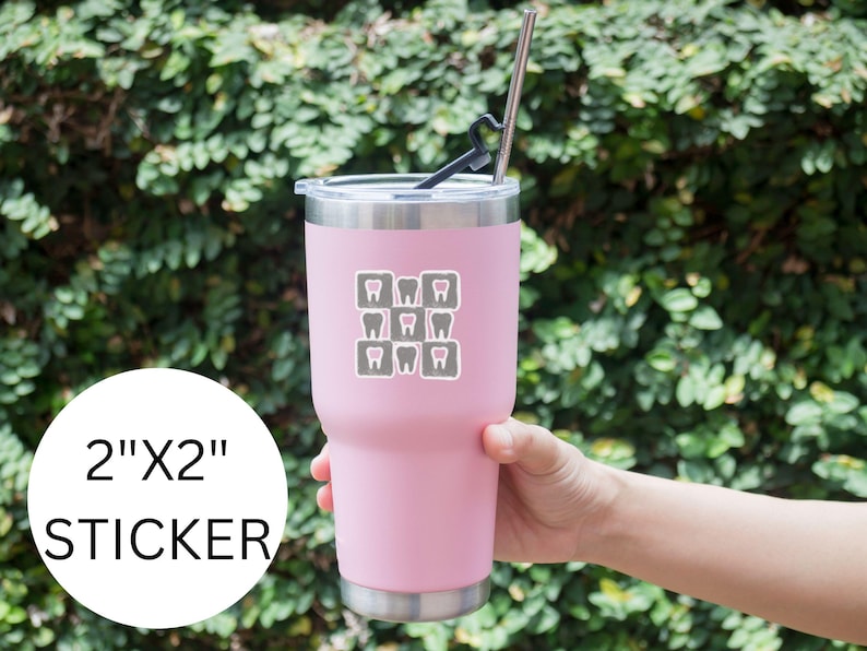 K&ouml;nnte beinhalten: Ein rosa isolierter Becher mit einem Edelstahlstrohhalm und einem schwarzen Strohhalterschutz. Der Becher hat einen Aufkleber mit einem Raster aus grauen Zahn-Symbolen. Der Aufkleber ist mit "2"X2" STICKER" beschriftet.