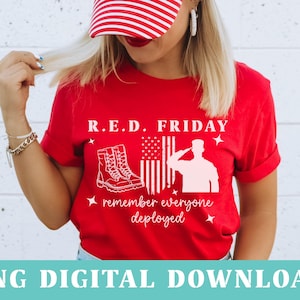 Può includere: Una maglietta rossa con la scritta "R.E.D. FRIDAY" e la frase "remember everyone deployed". La maglietta presenta una grafica bianca di stivali da combattimento, una bandiera americana e un soldato che saluta. La persona indossa un berretto a righe rosse e bianche.