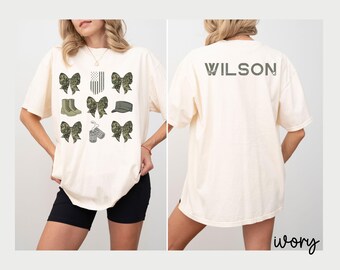 Camiseta personalizada Military Comfort Colors para adultos y jóvenes, a juego para madre e hijo/a, patriótica, bandera estadounidense, camuflaje, miembro del servicio, desplegado, EE. UU.