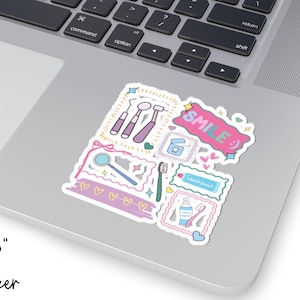 Op de afbeelding: Een vierkante sticker van 7,62 cm bij 7,62 cm met illustraties in een tandheelkundig thema, waaronder tandartsinstrumenten, een tube tandpasta, een tandenborstel, flosdraad en een roze tekstballon met de tekst SMILE in pastelkleuren.