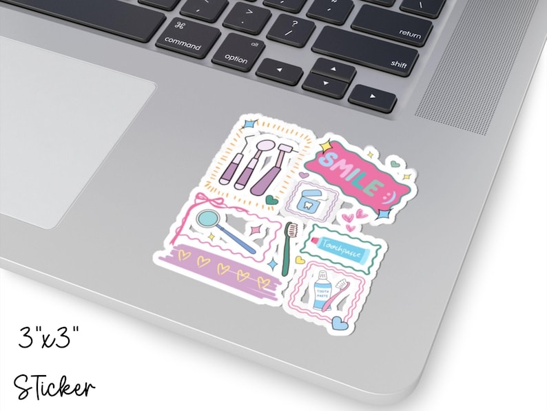 Op de afbeelding: Een vierkante sticker van 7,62 cm bij 7,62 cm met illustraties in een tandheelkundig thema, waaronder tandartsinstrumenten, een tube tandpasta, een tandenborstel, flosdraad en een roze tekstballon met de tekst SMILE in pastelkleuren.