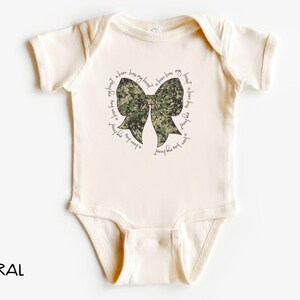 Militaire enfant A Hero Has My Heart, Chemise militaire pour tout-petit, Reconnaissance militaire, Cadeau pour elle, Déploiement, Boot Camp, Nœud papillon, Armée, T pour bébé image 4