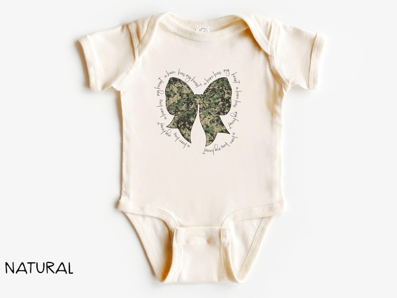 Militaire enfant A Hero Has My Heart, Chemise militaire pour tout-petit, Reconnaissance militaire, Cadeau pour elle, Déploiement, Boot Camp, Nœud papillon, Armée, T pour bébé image 4