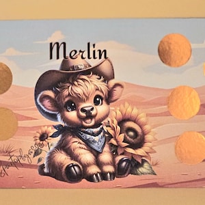 Könnte beinhalten: Eine Cartoon-Illustration eines braunen und weißen, pelzigen Tieres, das einen Cowboyhut und ein blaues Bandana trägt. Das Tier hält eine Sonnenblume. Das Bild trägt oben das Wort "Merlin" und ist von 10 goldenen Kreisen umgeben.