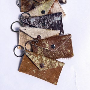 LLAVERO Monedero con tarjetero para tarjetas de crédito, monedero para cambio, billetera de piel de vaca con pelo auténtico, mini billetera unisex de regalo occidental, dije para bolso con lavado ácido metálico