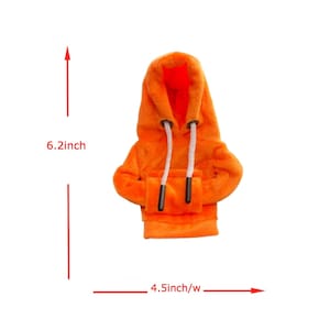 Puede incluir: Sudadera de felpa naranja con cord&oacute;n blanco y detalles negros. La sudadera mide 6,2 pulgadas de alto y 4,5 pulgadas de ancho.