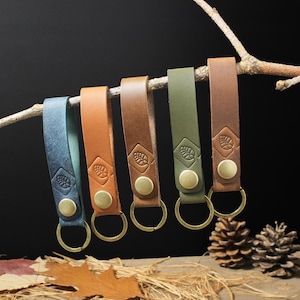 Personalisierte Gürtelschlaufe Leder Schlüsselanhänger, Vollnarbenleder, Messing Druckknopf, handgemachte Schlüsselanhänger, jeden Tag tragen, minimalistische Lederwaren