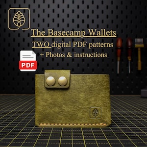 Puede incluir: Cartera de cuero verde oliva con cierre de botón a presión. La cartera tiene un pequeño logotipo en relieve y forma parte de la colección "The Basecamp Wallets". La imagen también incluye un icono PDF y el texto "TWO digital PDF patterns + Photos & instructions."