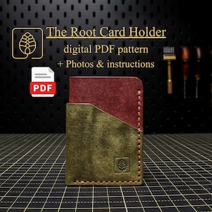 Puede incluir: Un tarjetero de cuero hecho a mano con un diseño bicolor. La parte superior es de color burdeos y la inferior verde oliva. El texto "The Root Card Holder" se muestra encima del tarjetero.