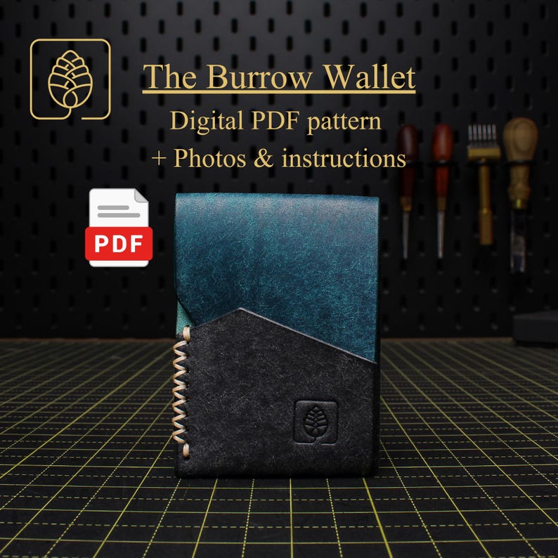 Puede incluir: Cartera de cuero hecha a mano con un dise&ntilde;o de dos tonos, con una combinaci&oacute;n de colores turquesa y negro. La cartera tiene un borde cosido &uacute;nico y un logotipo de hoja. La imagen tambi&eacute;n incluye el texto "The Burrow Wallet" y "Digital PDF pattern + Photos & instructions."