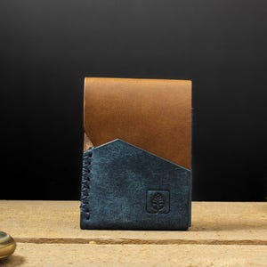 Slanke, minimalistische portemonnee met kaarthouder, portemonnee met voorvak, hoogwaardig Italiaans volnerf leer, plantaardig gelooid, handgemaakt en met de hand gestikt
