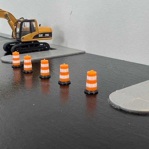 HO Scale Traffic Barrel for Construction Site in color in set of 6.