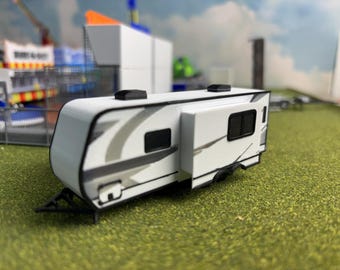 HO-camper met bumper op schaal in kleur. 1/87