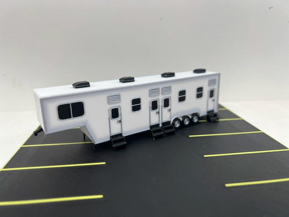 HO scale 5th wheel bunkhouse trailer kit in color. 1/87 Jobsite living!