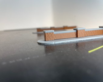 Bakstenen omheining op Ho-schaal in kleur.