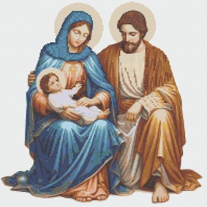 Puede incluir: Una representación en punto de cruz de la Sagrada Familia: María, José y el niño Jesús. María, con una túnica azul, acuna al bebé. José, con túnicas marrones, está sentado junto a ellos. Las tres figuras tienen halos.