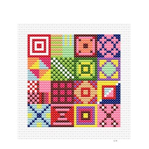 Puede incluir: Un muestrario de bordado en punto de cruz cuadrado que presenta una cuadrícula de dieciséis bloques distintos. Cada bloque muestra un patrón geométrico único en colores vibrantes como rojo, rosa, amarillo, verde, azul y marrón sobre tela blanca.