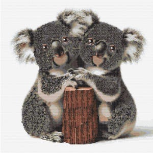 Puede incluir: Imagen pixelada de dos koalas abrazando un tronco marrón. Los koalas tienen pelaje gris, narices rosas y ojos marrones. El fondo es blanco. Los koalas parecen estar tomados de la mano.