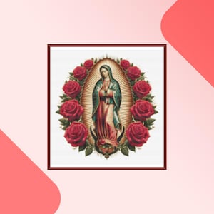 Puede incluir: Una pintura de la Virgen María, representada con una túnica azul y roja, de pie en un halo dorado. Está rodeada por una corona de rosas rojas.