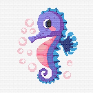Puede incluir: Diseño de punto de cruz de un caballito de mar con cabeza y cuerpo morados, vientre rosa y aletas azules. El caballito de mar tiene un ojo negro grande y mejillas rosas. Burbujas rosas flotan alrededor del caballito de mar sobre un fondo blanco.