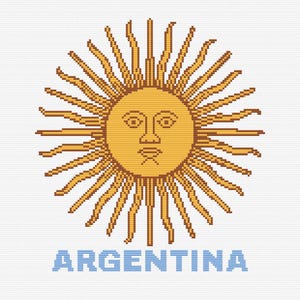 Puede incluir: Diseño de punto de cruz del Sol de Mayo, símbolo nacional de Argentina, con una cara y rayos amarillos. La palabra "ARGENTINA" está bordada en azul debajo del sol sobre un fondo blanco.