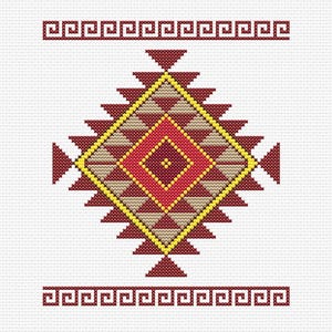 Puede incluir: Diseño de punto de cruz con un patrón central de rombos en tonos rojos, amarillos y marrones, rodeado de formas triangulares. El diseño está enmarcado por un borde de grecas repetido sobre un fondo blanco.