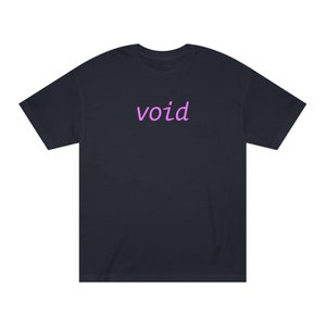Op de afbeelding: Een donkerblauw t-shirt met het woord "void" in roze op de voorkant.