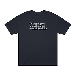 Può includere: Una maglietta blu scuro con testo bianco che recita "Ti prego, smetti di raggruppare così tanto JavaScript".