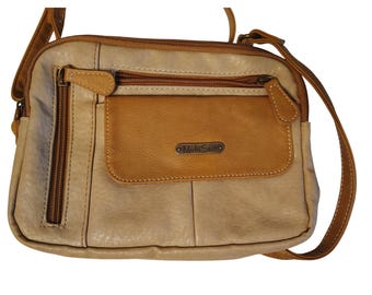 Bolso vintage de piel con múltiples compartimentos, correa ajustable y cierre de cremallera.