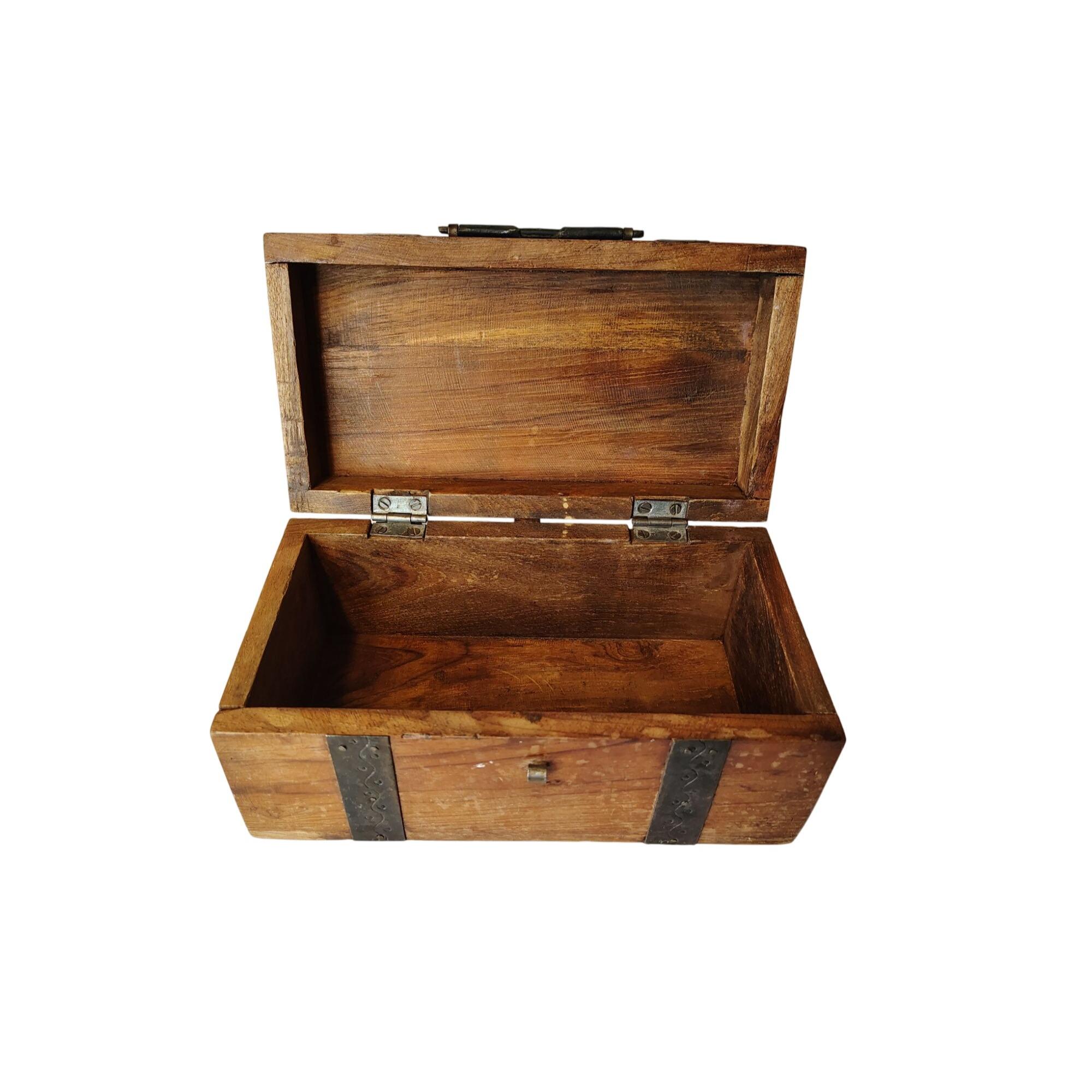 アンティーク木製コファーボックス、槌目加工、手鍛造金属、平頭ネジ