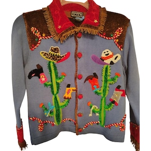 Könnte beinhalten: Ein Set aus drei Keramikbechern mit gesprenkelter, matter Oberfläche. Die Becher sind in Creme-, Hellgrau- und Dunkelgrautönen gehalten. Jeder Becher hat ein schlichtes, minimalistisches Design und einen abgerundeten Henkel.