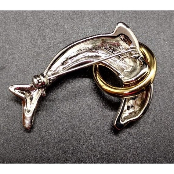 【A&S】イルカのゴールドトーンブローチ A&S】イルカのゴールドトーンブローチ シルバートーンのイルカが
