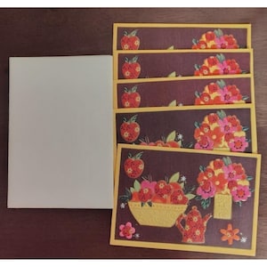 Puede incluir: Un letrero de madera hecho a mano con la palabra "Bienvenido" en una fuente juguetona. El letrero presenta un fondo blanco desgastado y un marco marrón oscuro, ideal para una puerta principal.