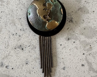 Vintage grön och svart guldfärgad globbrosch med tofs