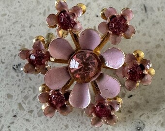 Liten brosch med rosa blommig strass och guldfärgad stjärnform från mitten av århundradet