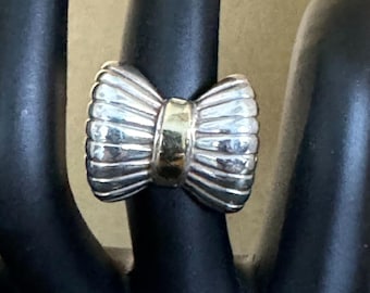 Ring i sterlingsilver med 14 karat gulddetaljer, räfflad rosett, storlek 7