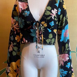 Vintage 2000s does the 1970s! Floral Long Sleeve Tie Top Blouse Bell Sleeves