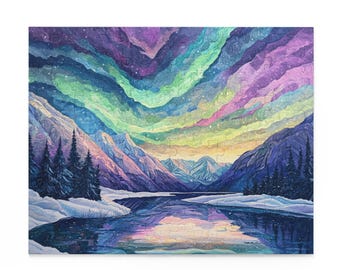 Könnte beinhalten: Ein Gemälde einer schneebedeckten Berglandschaft mit einem Fluss, der durch sie fließt. Der Himmel ist mit einem leuchtenden Nordlicht gefüllt, in Schattierungen von Grün, Lila und Rosa. Die Berge sind dunkelblau und lila, und der Fluss ist tiefblau.