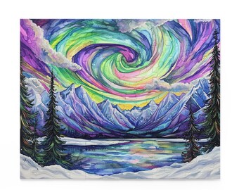 Könnte beinhalten: Ein farbenfrohes Puzzle, das eine Aquarelllandschaft darstellt. Das Bild zeigt ein wirbelndes Polarlicht in Grün-, Lila- und Gelbtönen über schneebedeckten Bergen und einem reflektierenden See. Immergrüne Bäume rahmen die Szene ein.