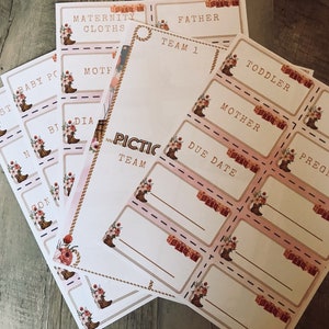 Può includere: Un set di carte da gioco per baby shower stampabili con uno schema di colori rosa e marrone. Le carte presentano un design floreale con stivali da cowboy e dadi. Il testo sulle carte include "Abbigliamento maternità", "Padre", "Squadra 1", "Bambino", "Famiglia", "Madre", "Data presunta del parto" e "Incinta".