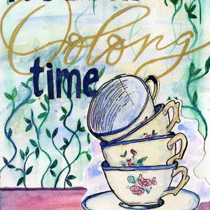 Op de afbeelding: Een aquarel schilderij van een stapel theekopjes met een bloemenpatroon. De tekst "It's Been a Long Time" is geschreven in gouden en blauwe letters op een achtergrond van groene wijnstokken.