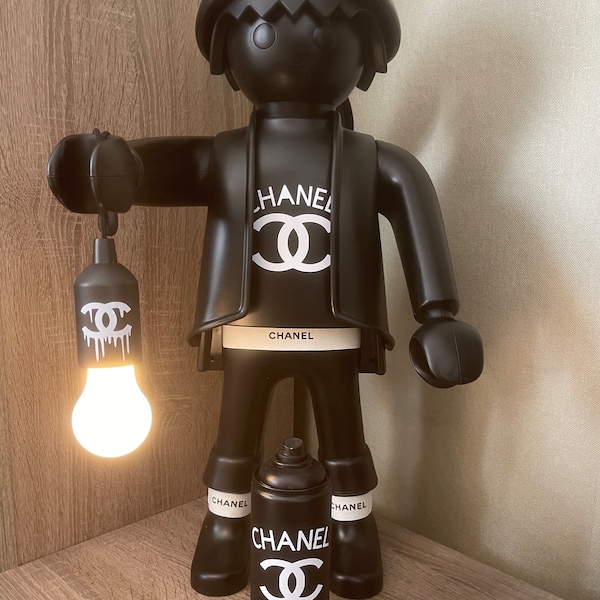 Figurine playmobil XXL pirate noir 65 cm  avec sa lampe à pile et bombe aérosol pour une décoration original Pop art design et unique